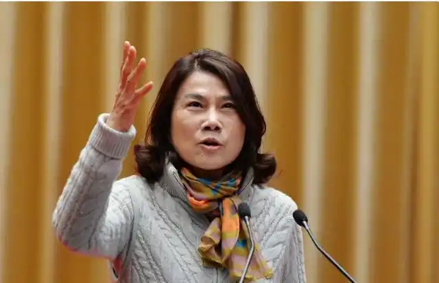 格力公司董明珠股份_格力电器总裁董明珠所著_格力电器在董明珠停职审查后的市场表现及其应对策略