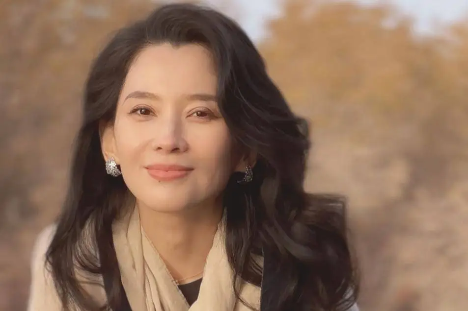 华晨宇感动落泪_华晨宇分享对音乐的热爱与坚持，感动网友_华晨宇对音乐的热爱