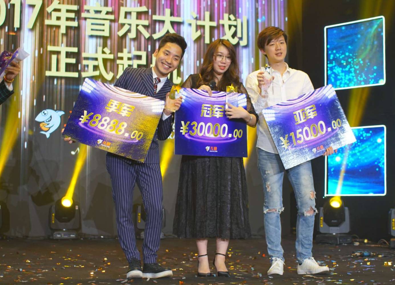 冯提莫在音乐节上与众多艺人同台，星光璀璨_冯嘉怡星光灿烂剧照_璀璨星光下一句
